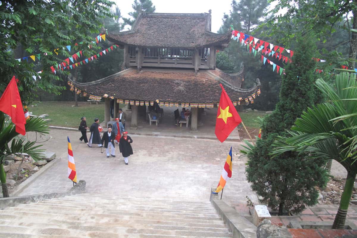 Tham gia lễ hội chùa Trăm Gian