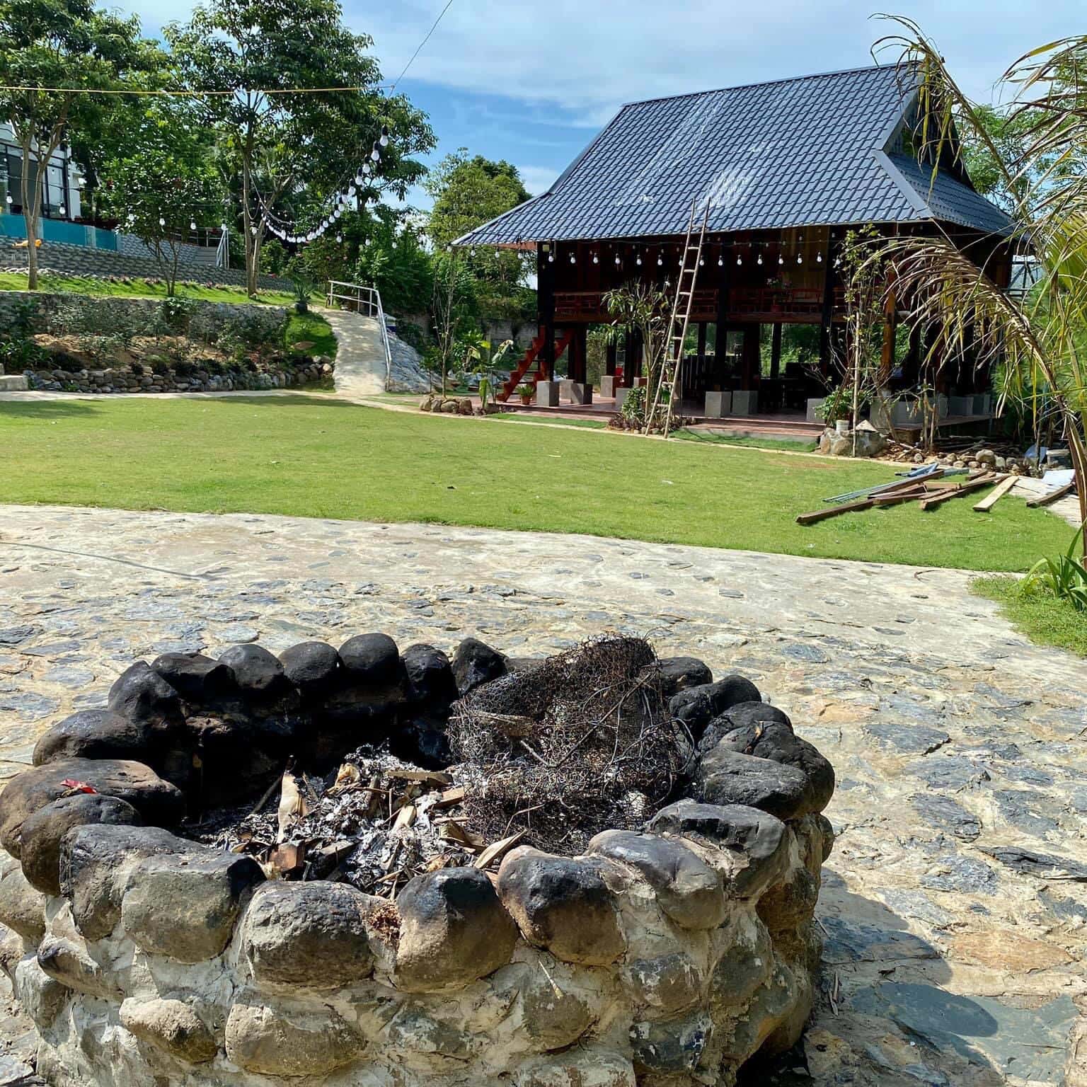 Khu vực nhà sàn và đốt lửa trại