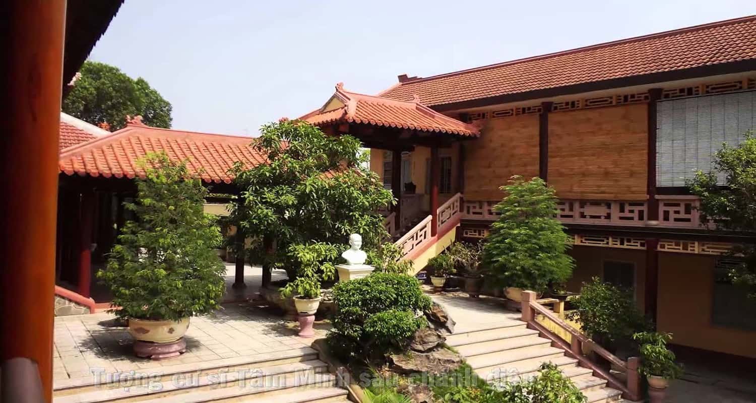 Khuôn viên Chùa Tử Đàm