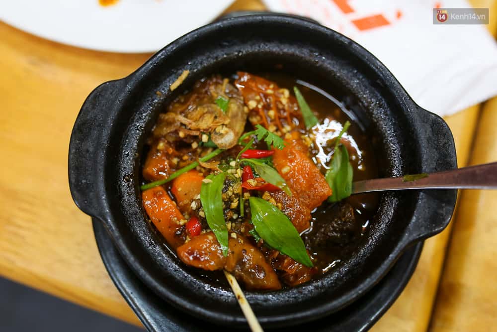 Món ăn này được làm từ những nguyên liệu như: Tim, phổi, lòng, lưỡi,...của con lợn