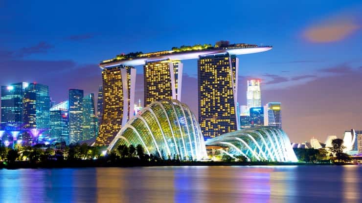 Buổi tối ở trước toà nhà còn có nhạc nước và ánh sáng khá đẹp mắt
