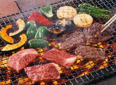 Thưởng thức bữa tiệc nướng BBQ ngoài trời