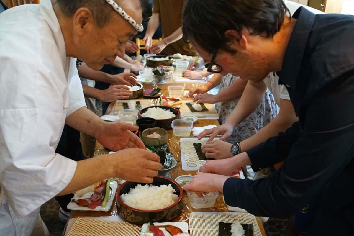 Học nấu sushi trong nhà địa phương