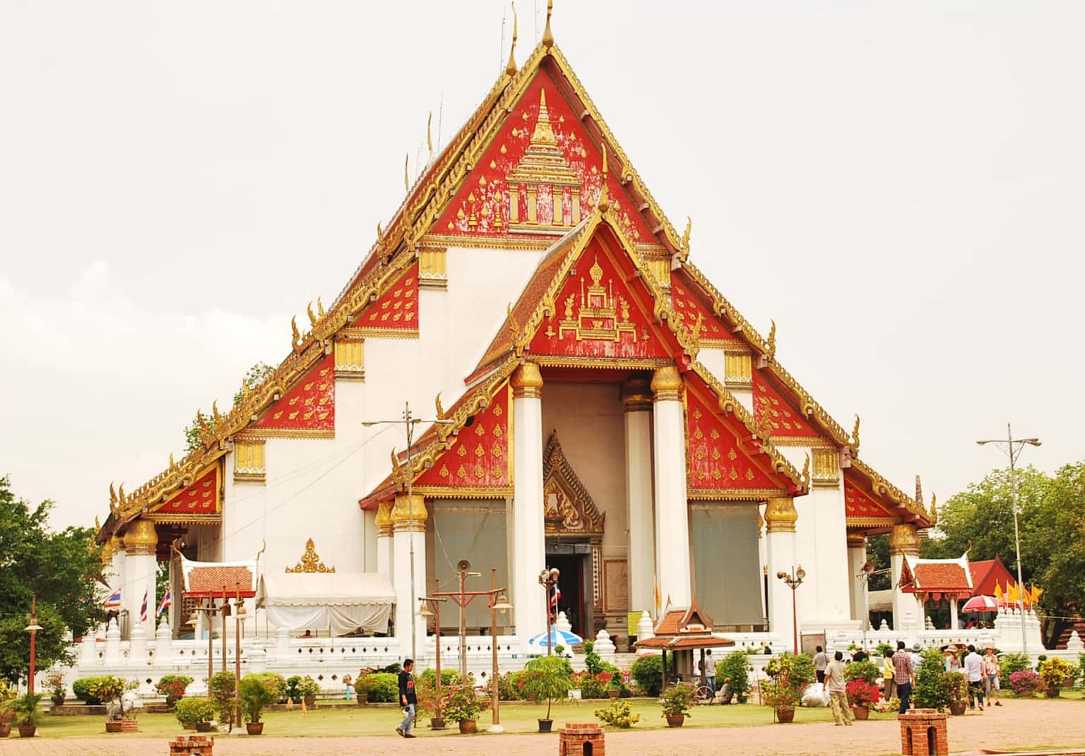 Đền Viharn Phra Mongkhon bophit