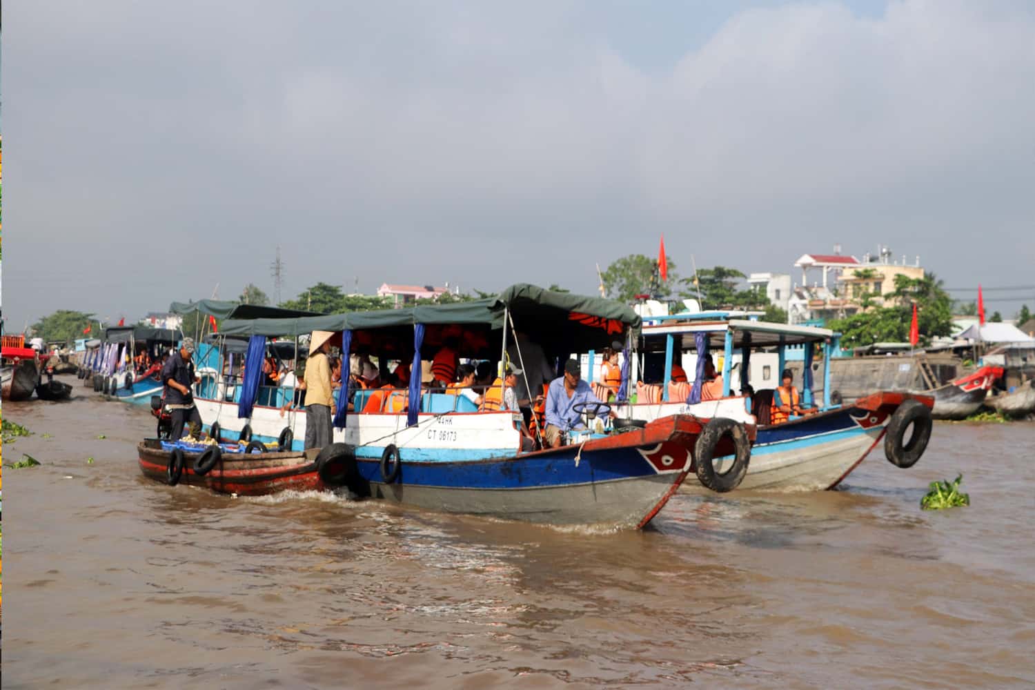 Thuê thuyền đi riêng với giá từ 150.000-200.000/thuyền
