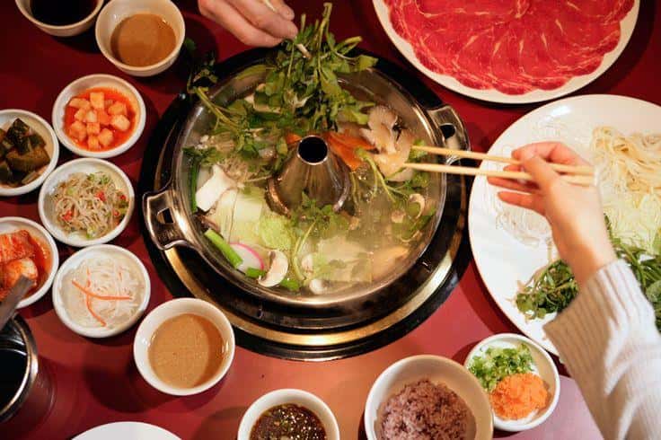 Món lẩu với rất nhiều đồ ăn đa dạng đi kèm
