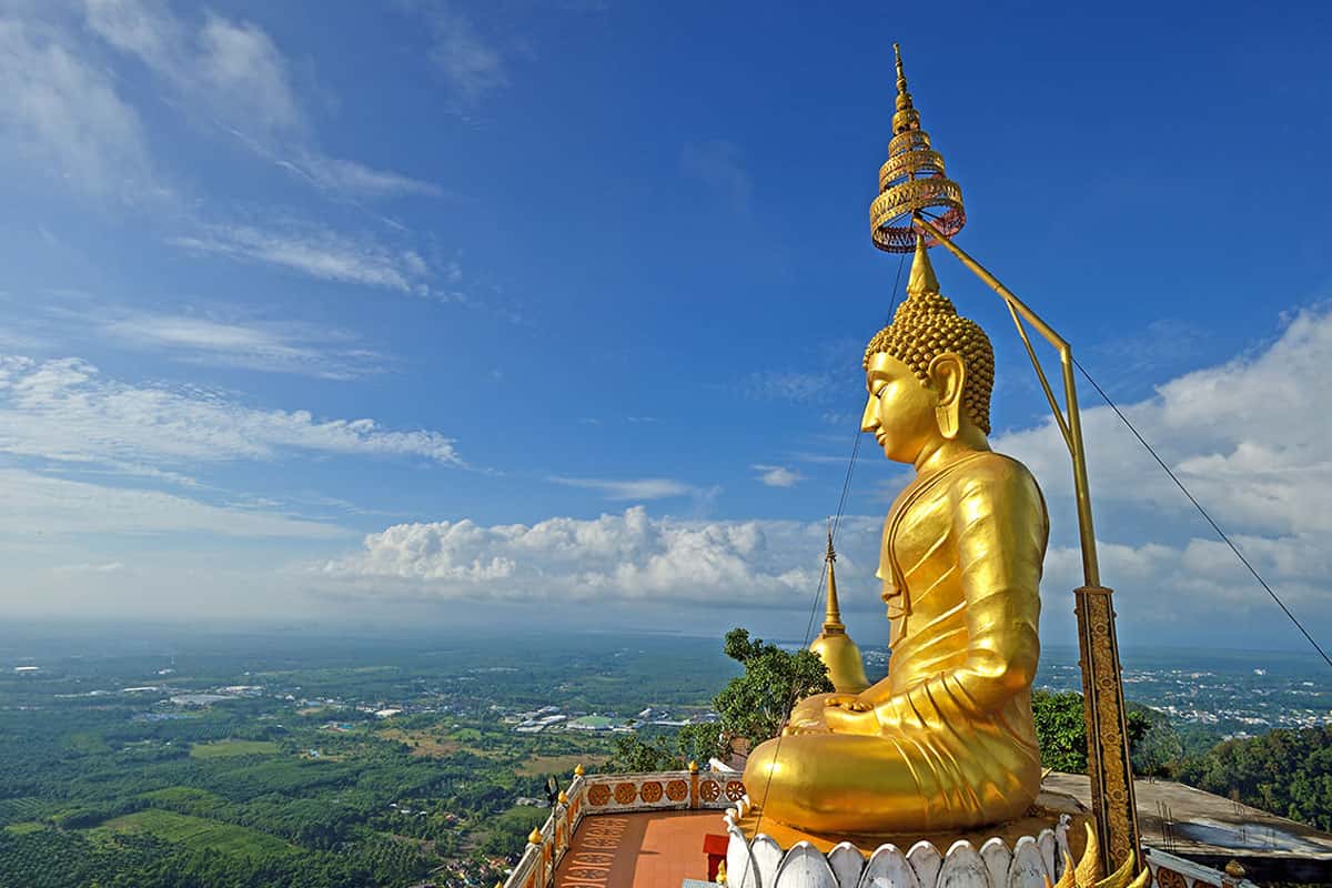 Thăm quan ngôi đền 