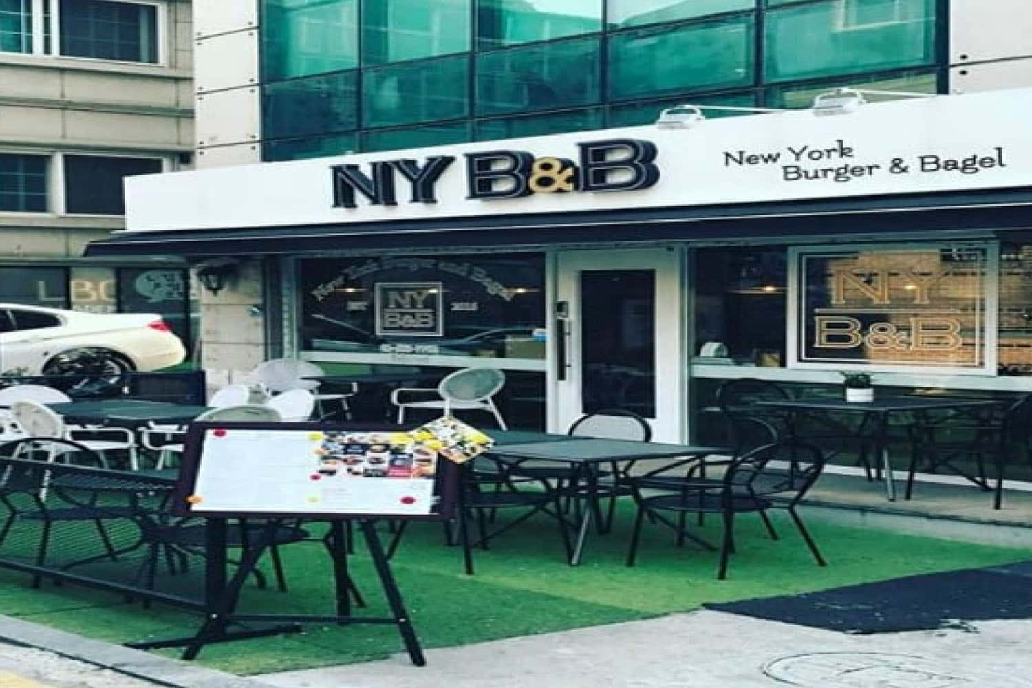 Nếm thử burger và bánh bagel tại NY B & B