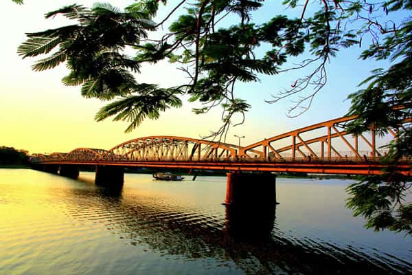 Cây cầu này gắn với hình ảnh Huế mộng mơ