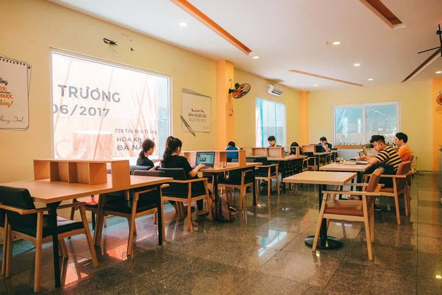 Không gian quán Velo book cafe