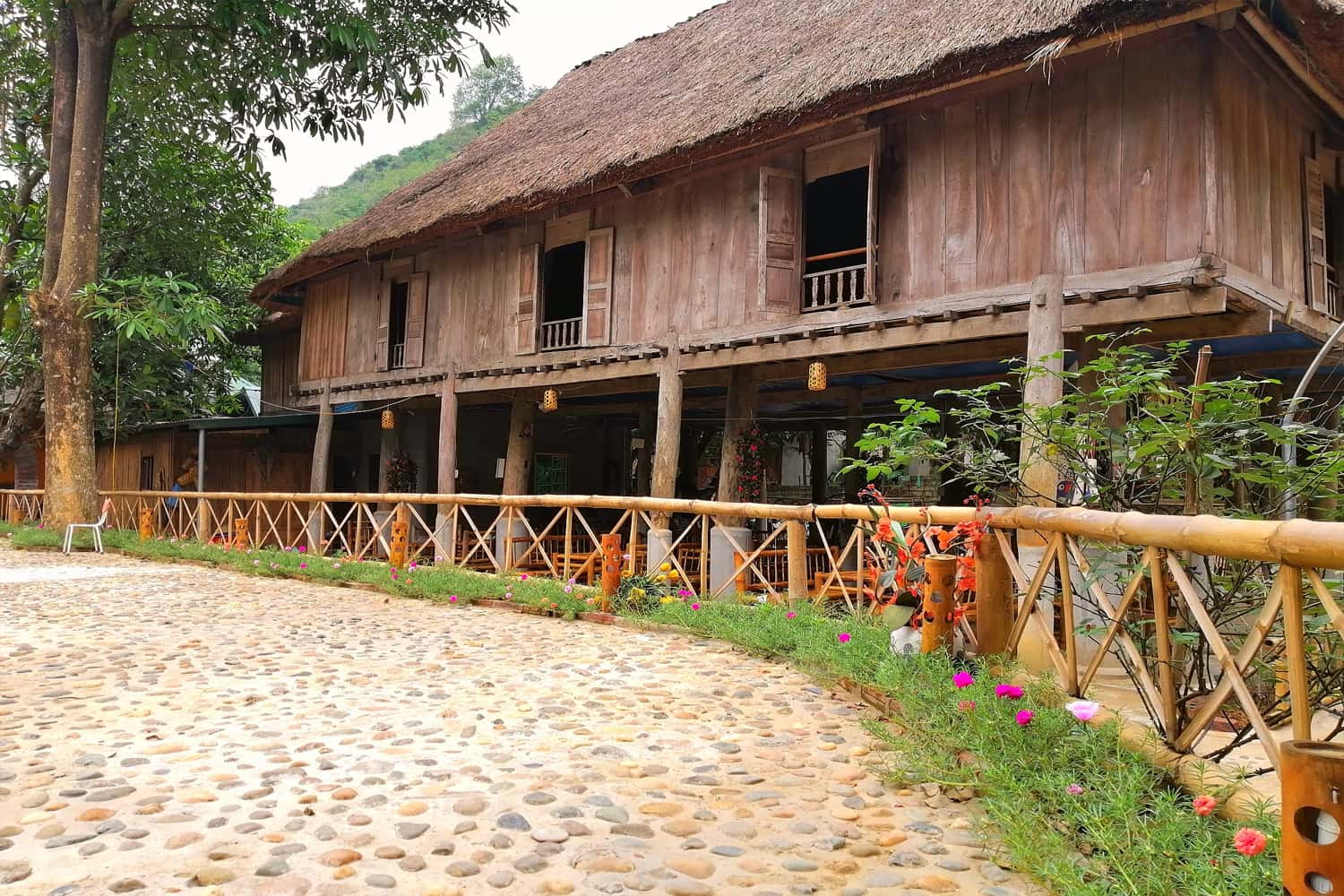 Kiến trúc Bản Lác 