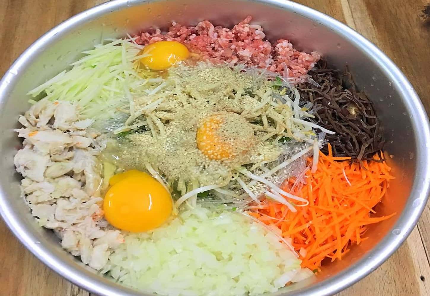 Nguyên liệu tiêu biểu như tôm, cua, thịt, mộc nhĩ
