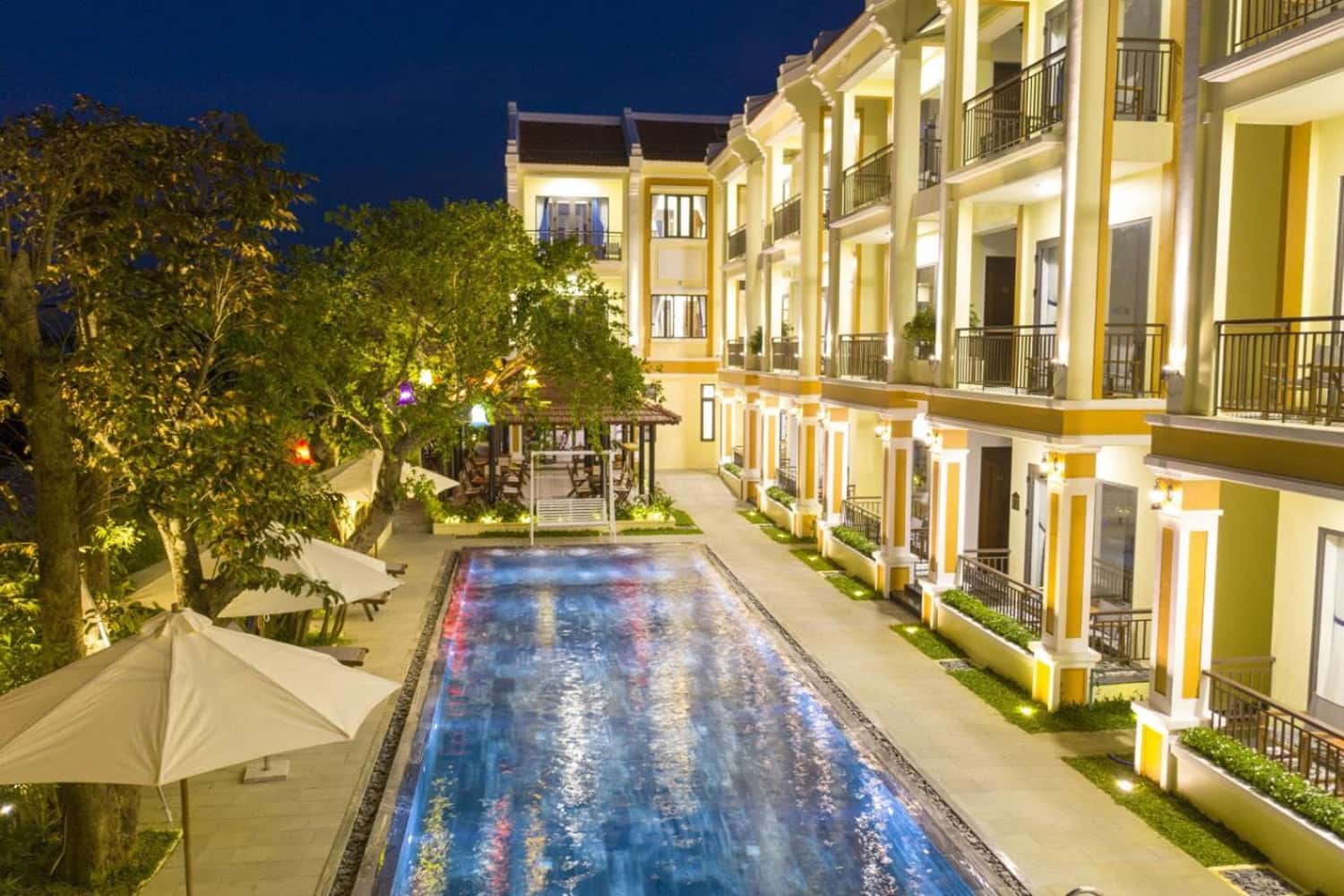 Bể bơi lớn ở Del Luna Villa Hoi An