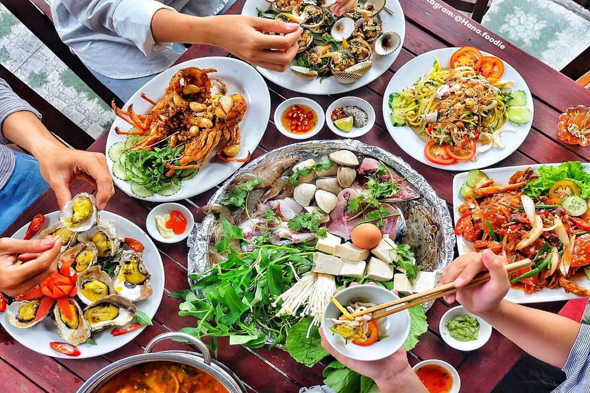 Thưởng thức đặc sản tại biển Mỹ Khê