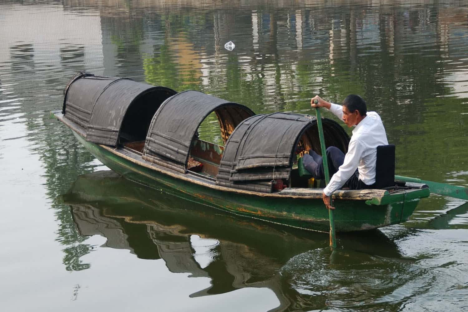 Chèo thuyền trên sông Cửu Long