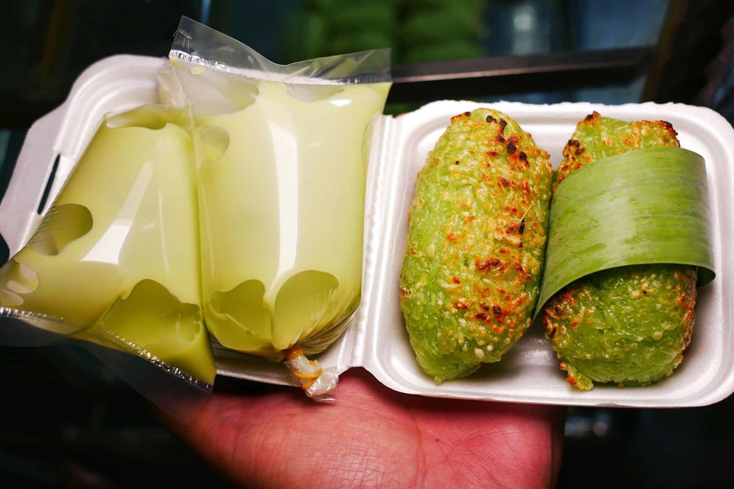 Ăn cùng dừa bào và nước cốt dừa thơm