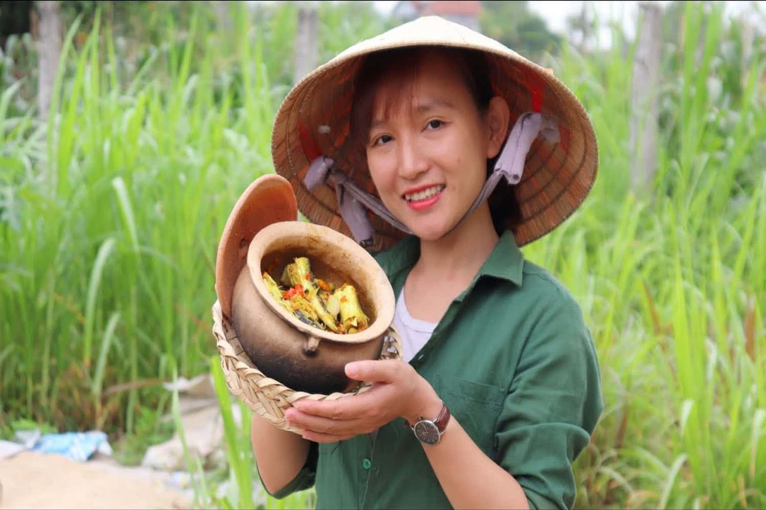 Mỗi mùa hè đến, trên mâm cơm của người dân xứ Quảng không thể thiếu vắng món “ cá chuồn kho mít non”