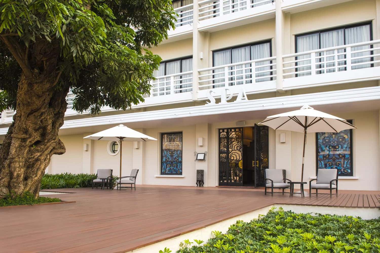 Không gian ngoại cảnh căn hộ tại Azerai La Residence 
