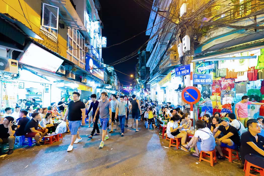 Bàn ghế san sát nhau trên phố