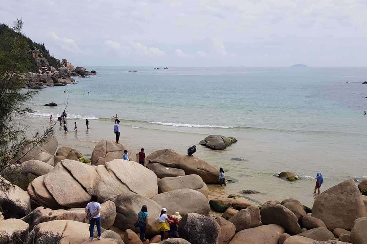 Tắm biển ở Trung Lương