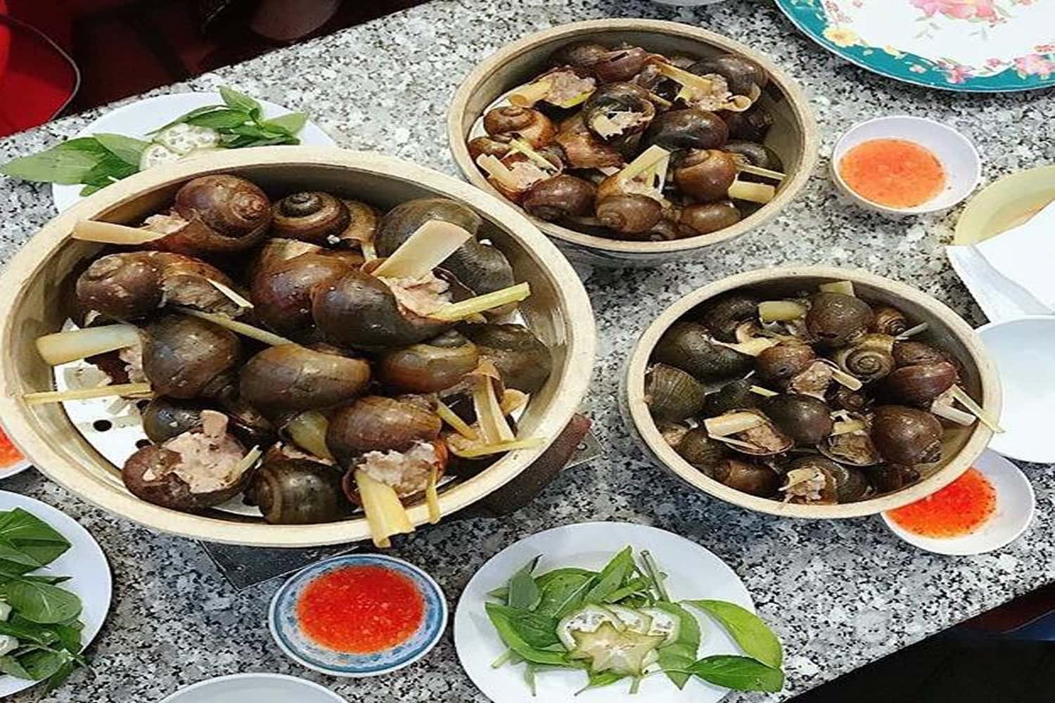 Món ốc là món chính của quán 33