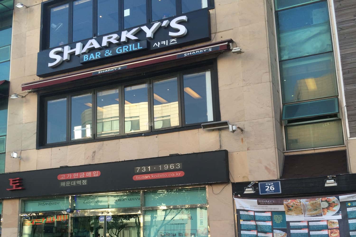 Nhà hàng Sharky Bar And Grill
