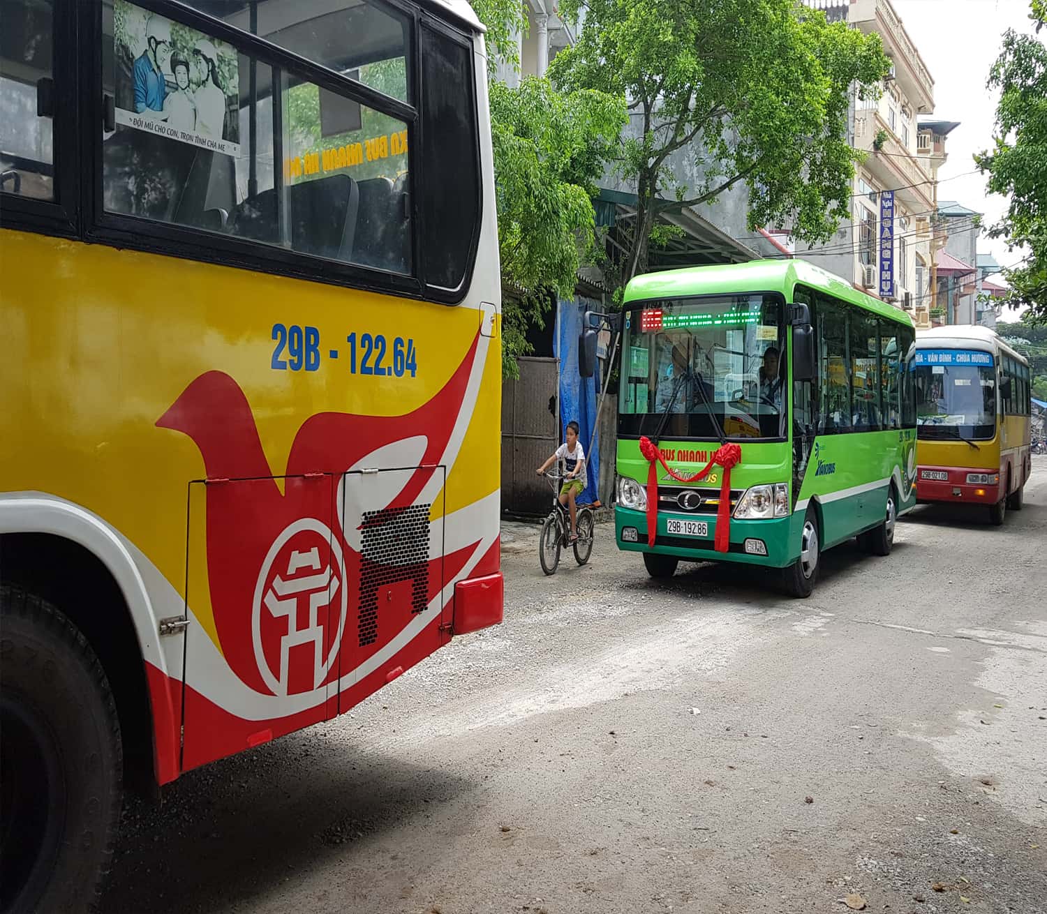 Di chuyển bằng xe buýt