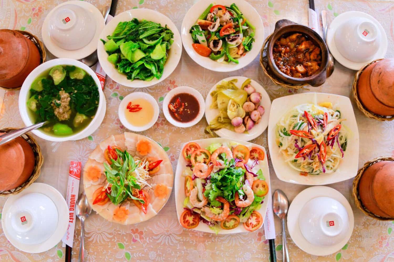 Nhà hàng cơm niêu Việt Nam