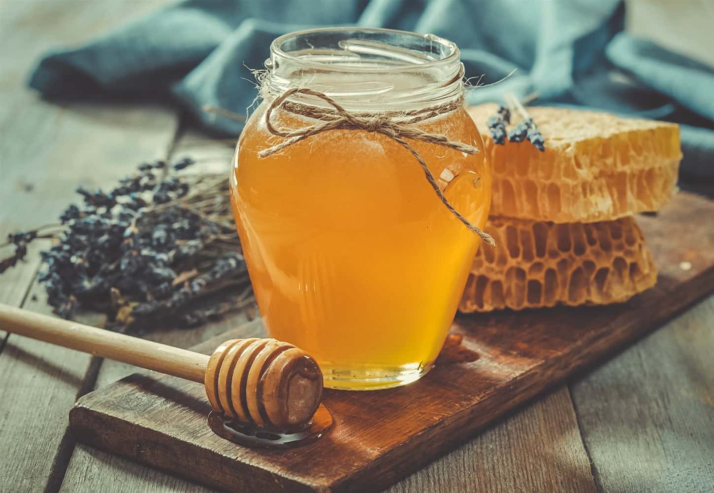Mật ong rừng Cát bà nổi tiếng thơm ngon, đặc sánh, có màu vàng đậm