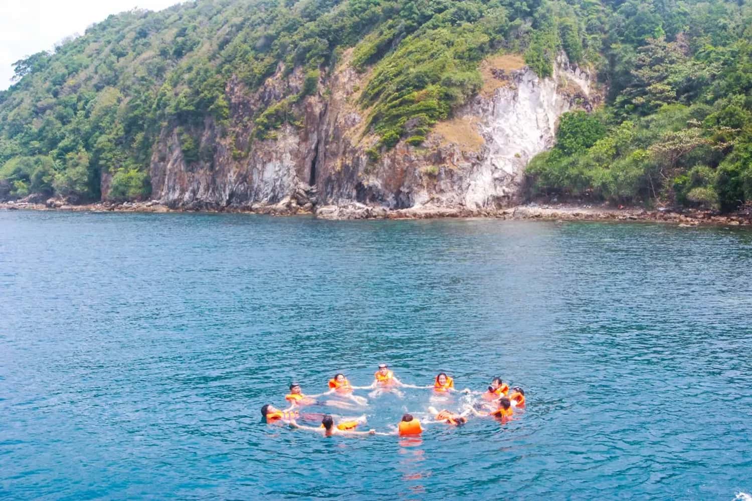 Du khách đến Hòn Hai Bờ Đập còn được thỏa sức bơi lội và hòa mình vào làn nước mát lạnh 