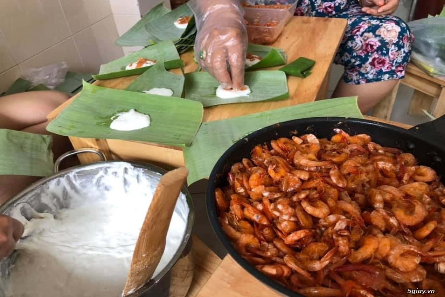 Nguyên liệu chủ yếu để làm bánh bột lọc gồm có tinh bột sắn dây, thịt, tôm