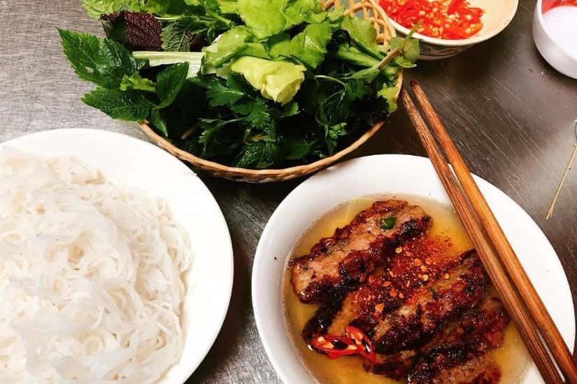 Bún chả ngon nhất là ăn buổi trưa