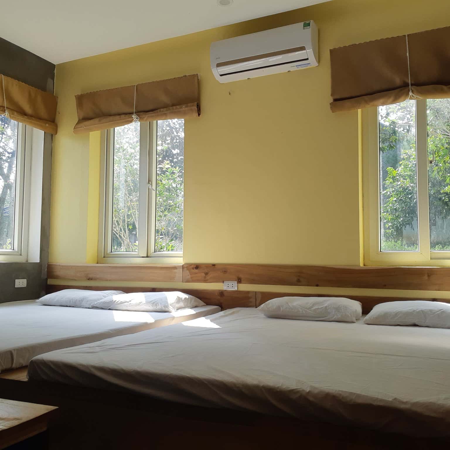 Bedrooms 1,2: rooms with 2 single beds