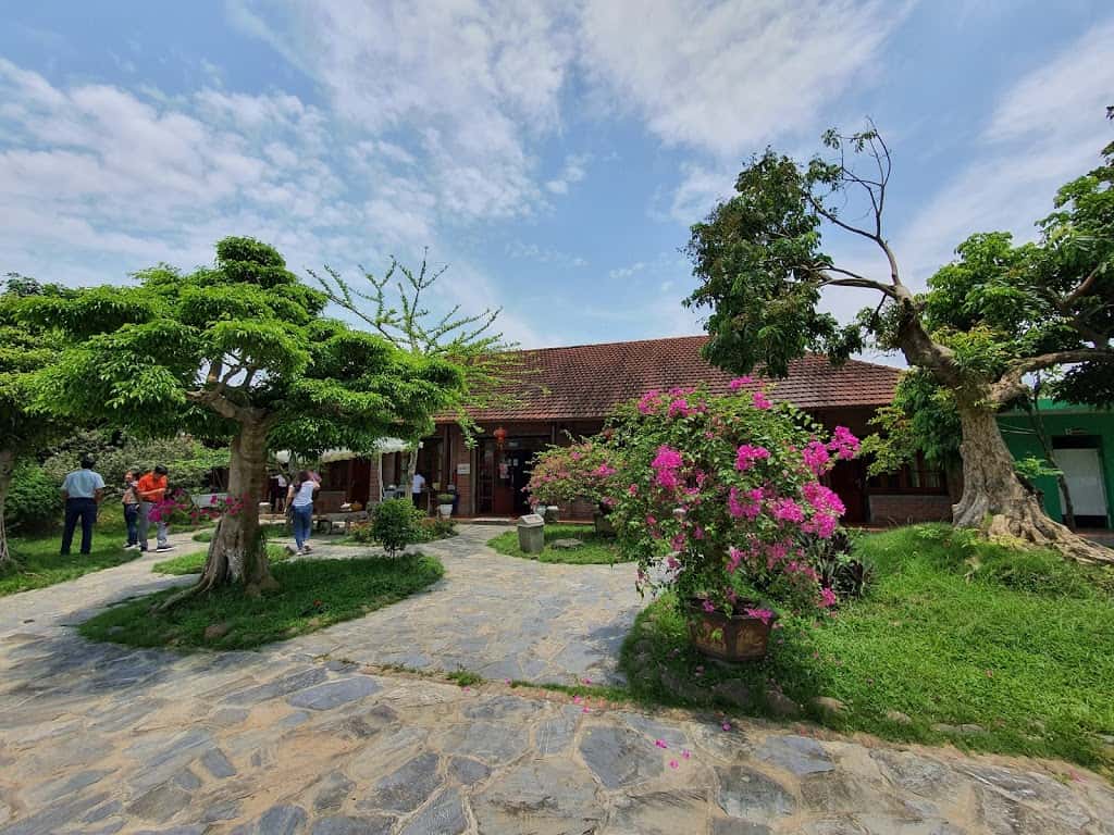nha hang la co ba vi