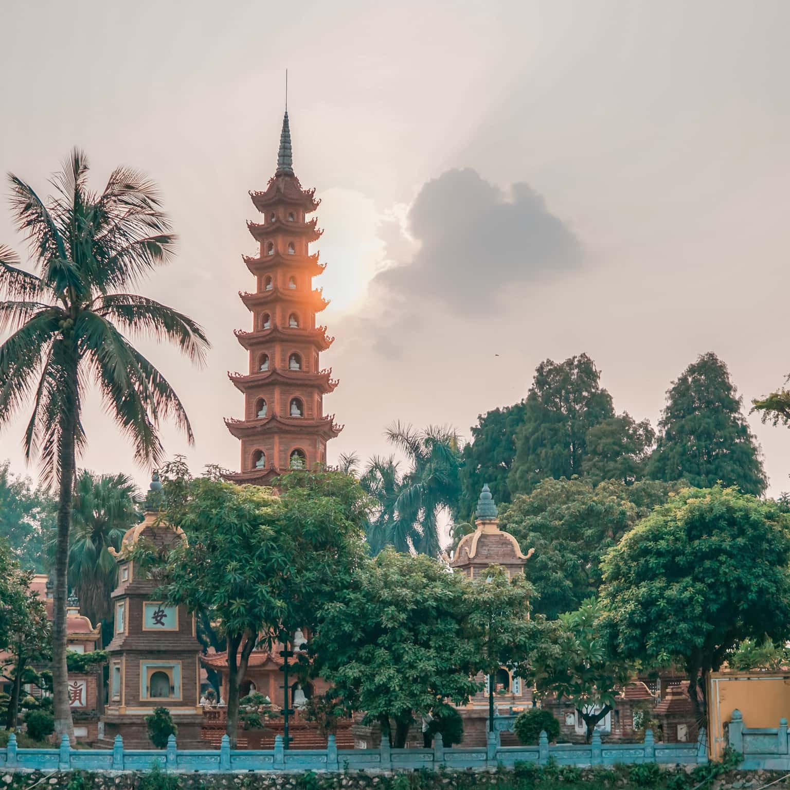 chua tran quoc dia diem du lich tay ho ha noi