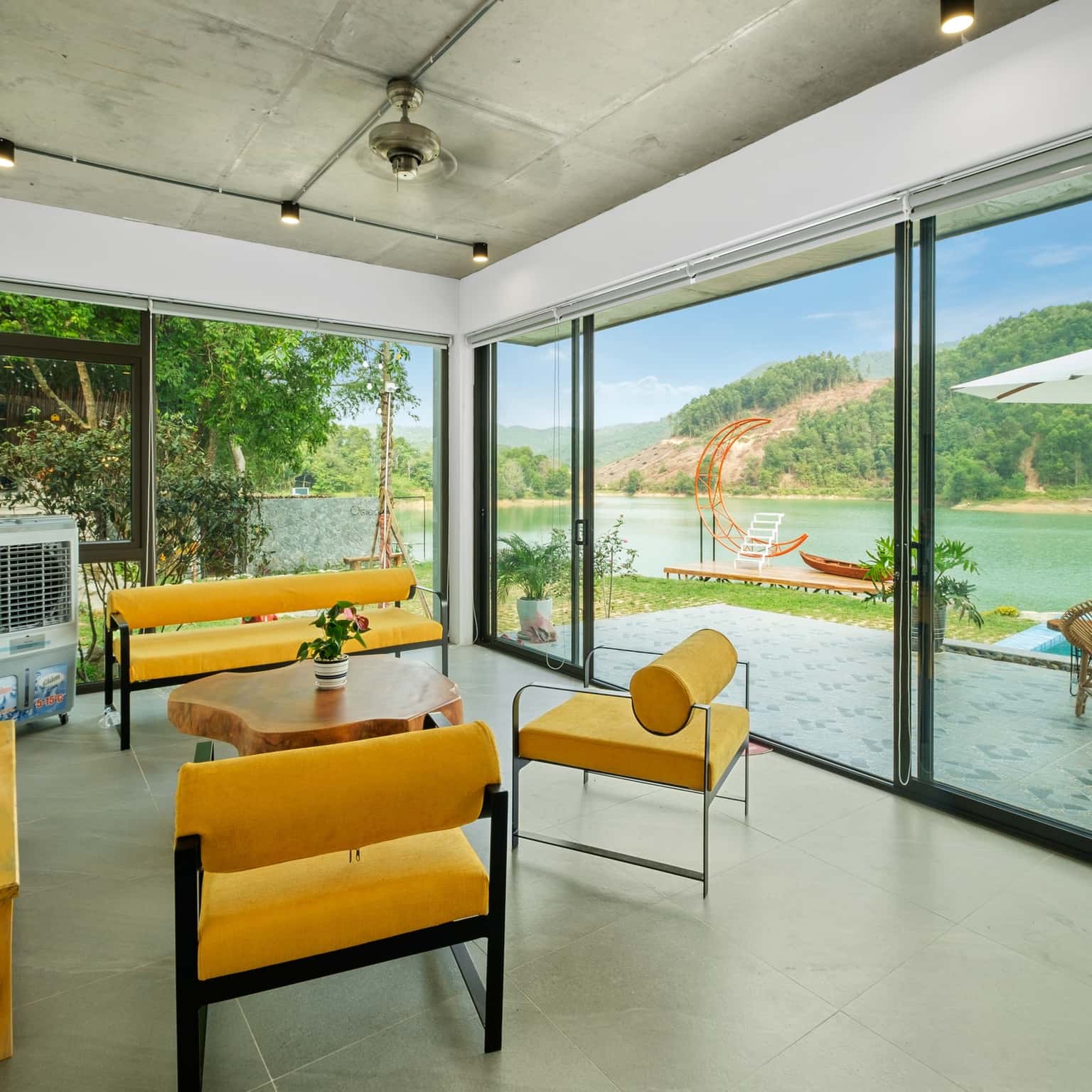 phong khach lakeside lala villas homestay hoa binh 