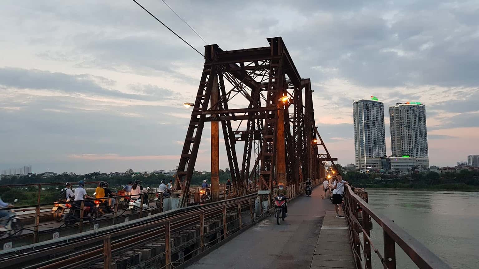 cau long bien dia diem vui choi hap dan o ha noi