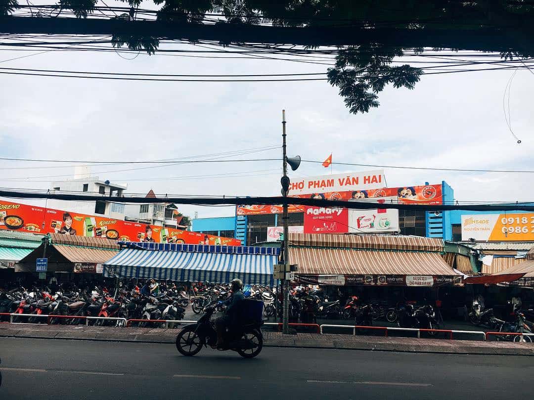 Chợ Phạm Văn Hai - Thiên đường quần áo dành riêng cho phái đẹp