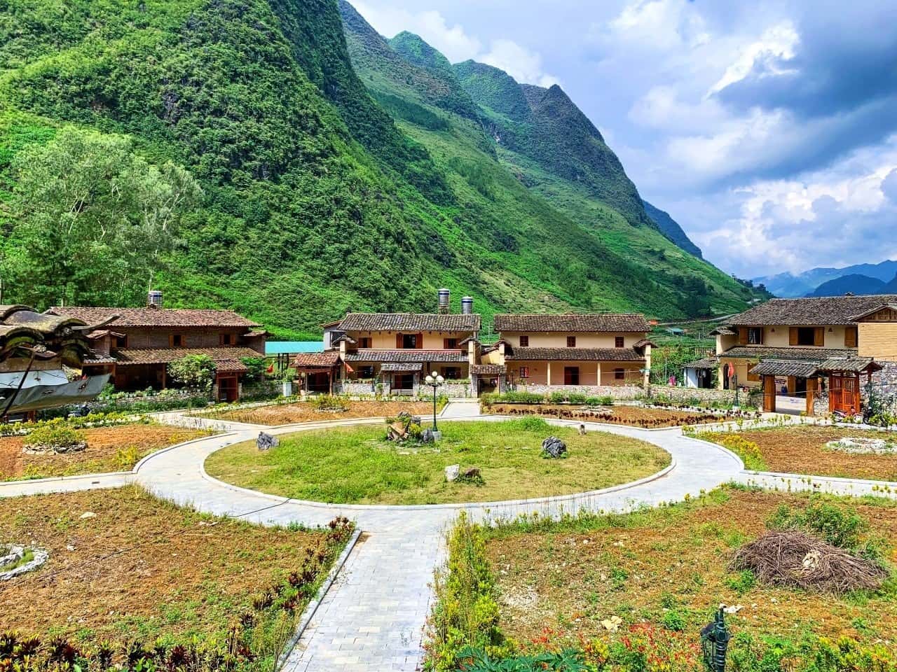 Mèo Vạc Valley - Ngôi làng cổ giữa thung lũng hùng vĩ