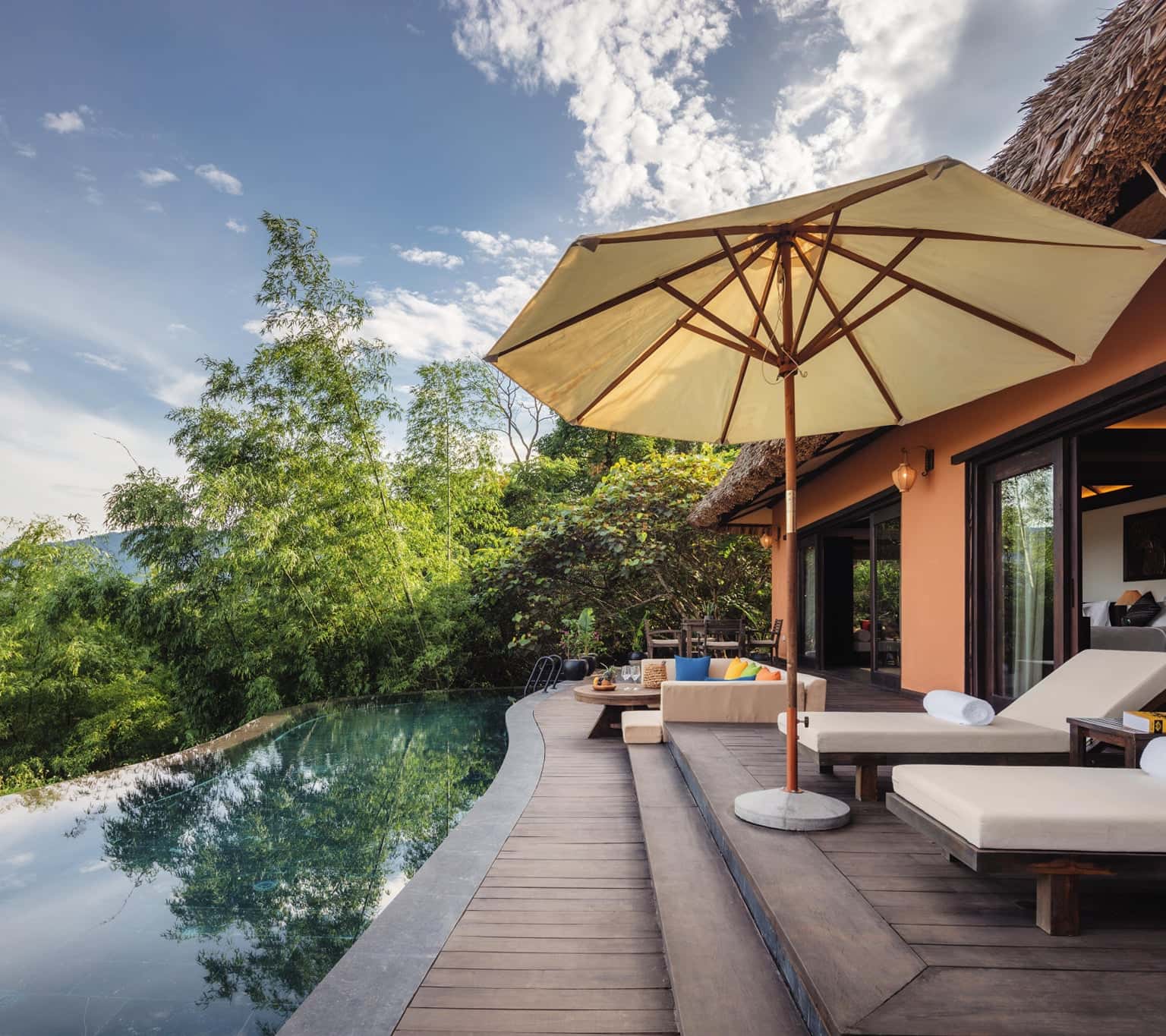 khuon vien biet thu ho boi tren dinh doi senna avana retreat resort hoa binh
