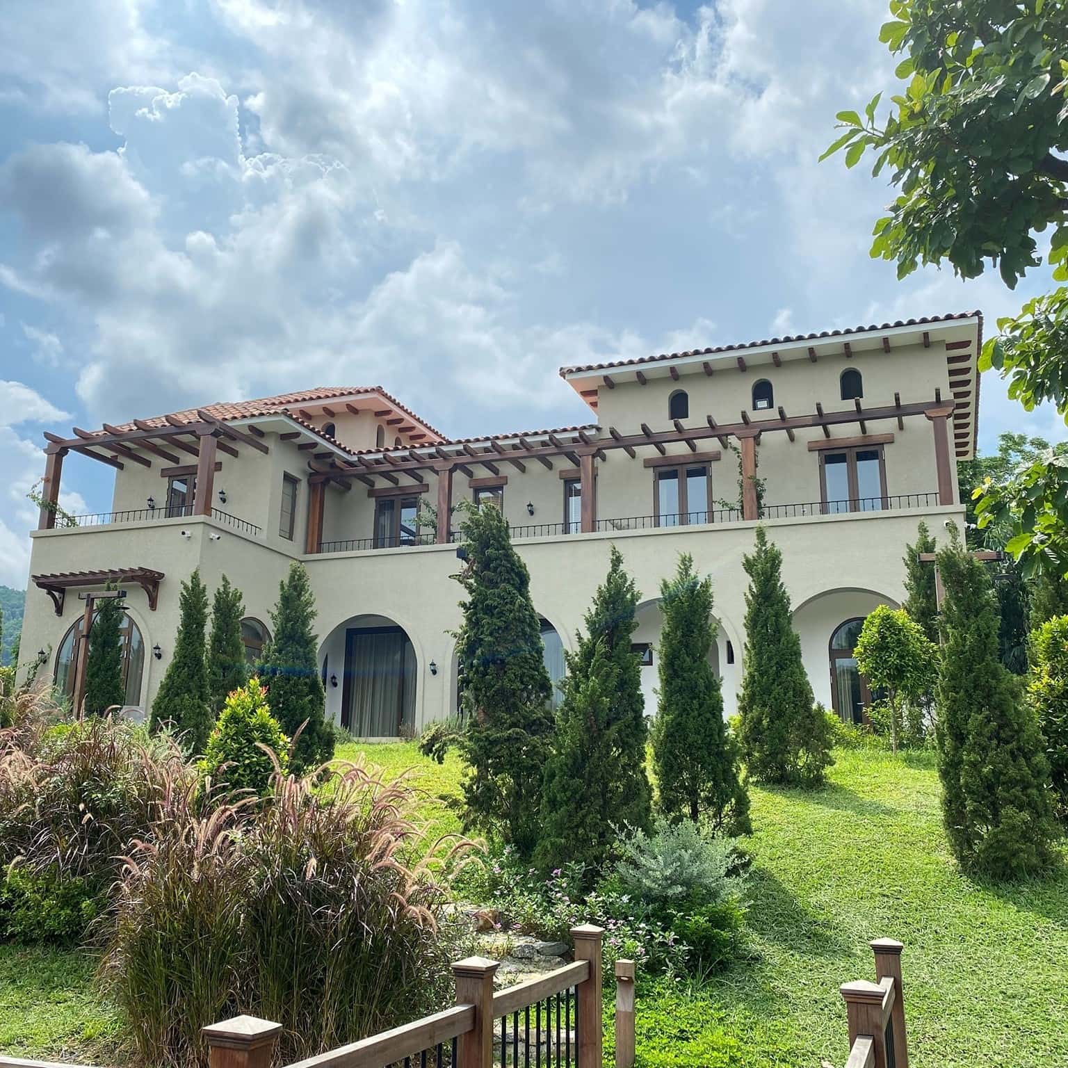 khuon vien candy villa hoa binh