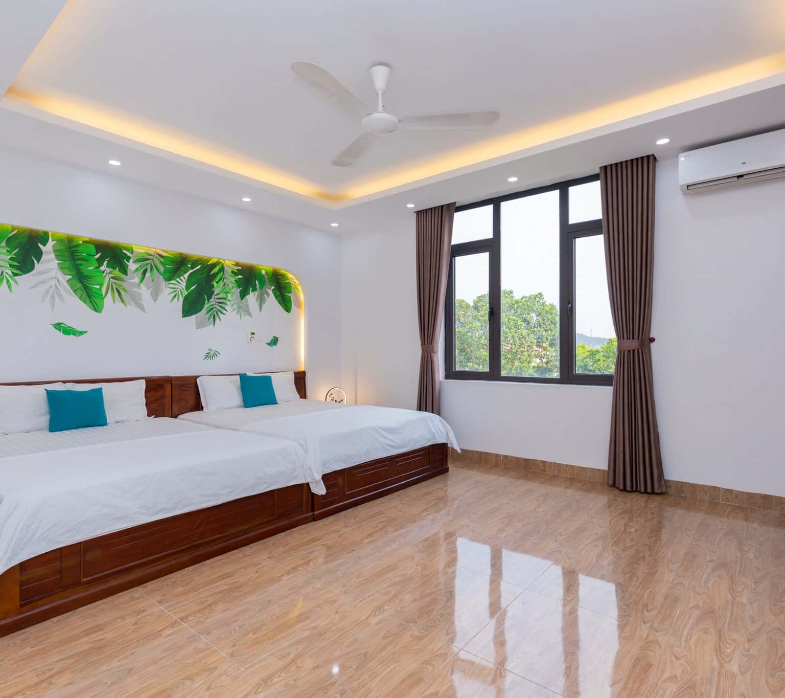Bedroom with 2 beds