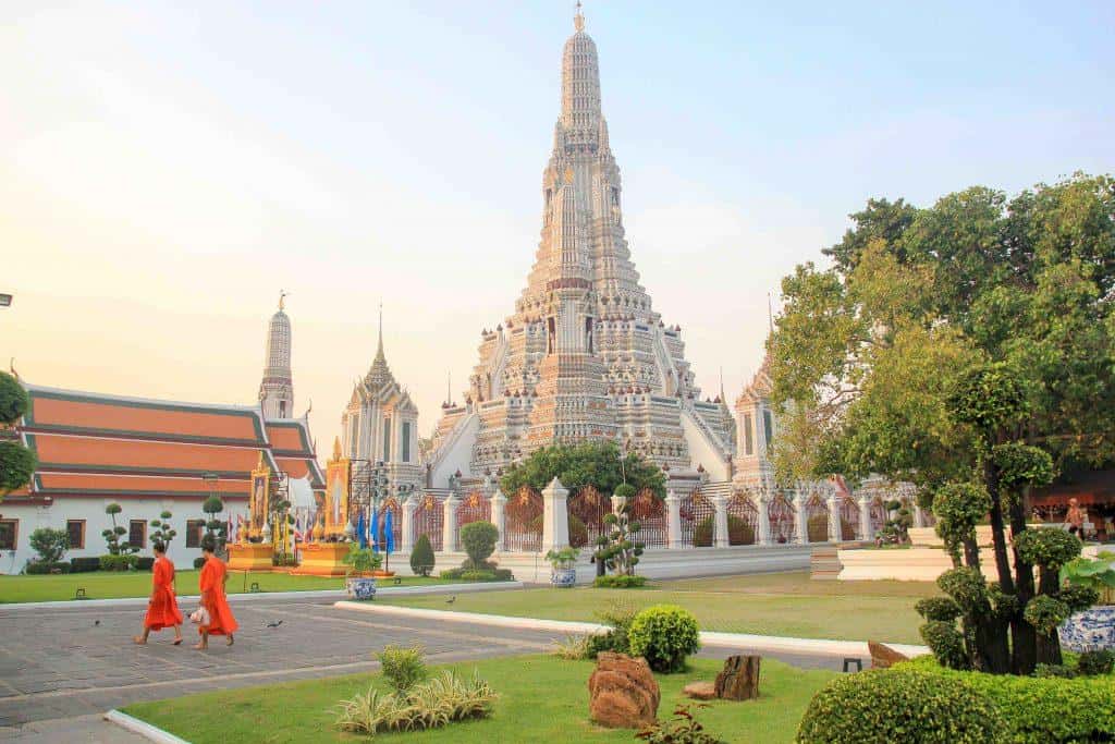justfly chua wat arun bangkok thailand