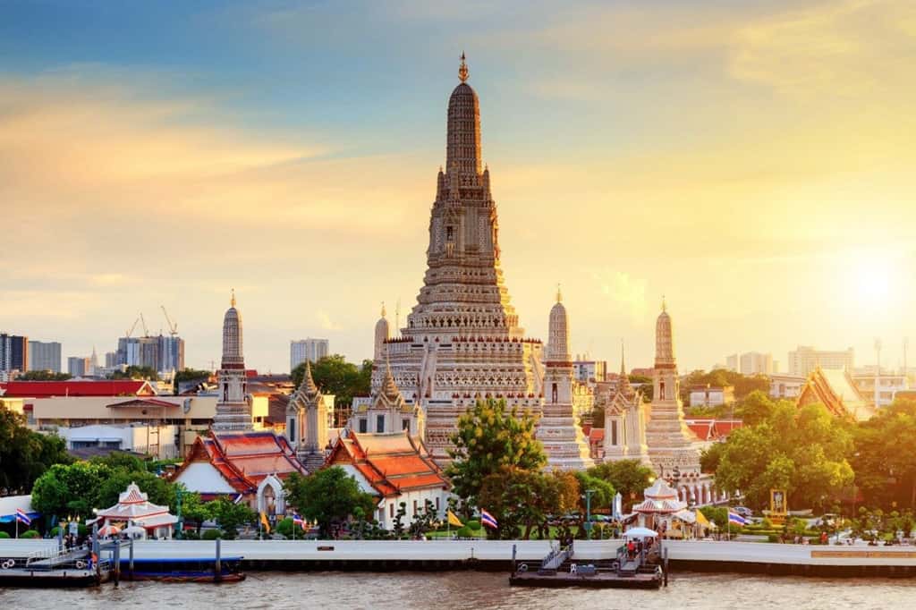 justfly chua wat arun bangkok thailand