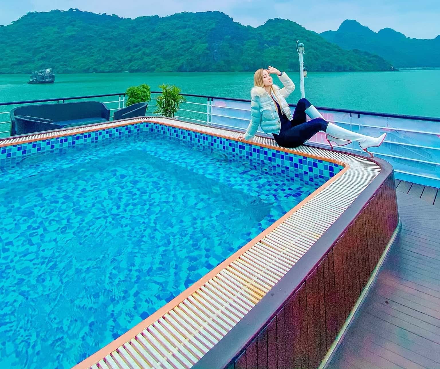 junior suite la casta 22 cabin ha long