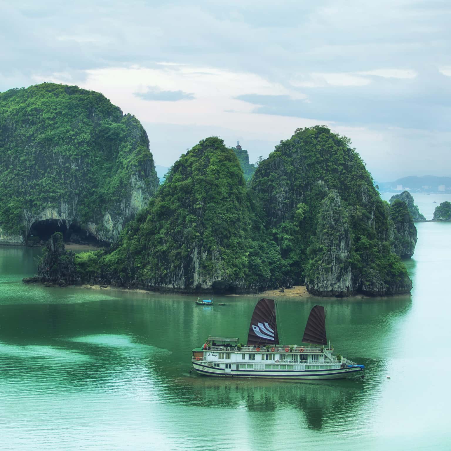 bhaya classic bhaya au co cruise ha long bay