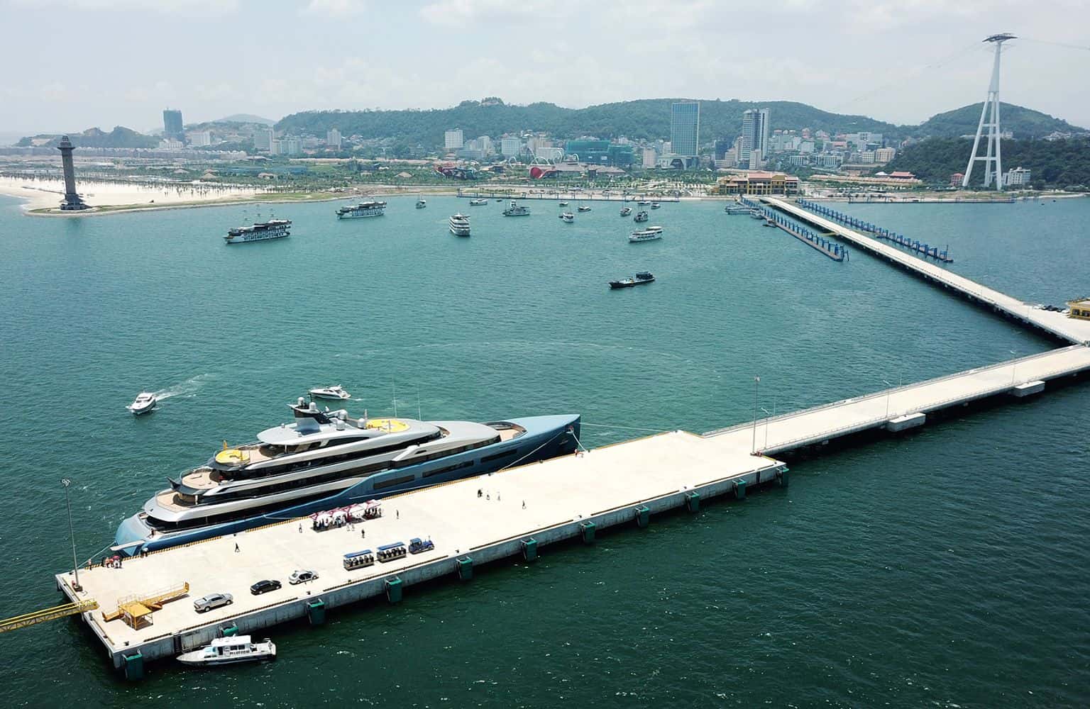 cang tau quoc te dia diem du lich ha long