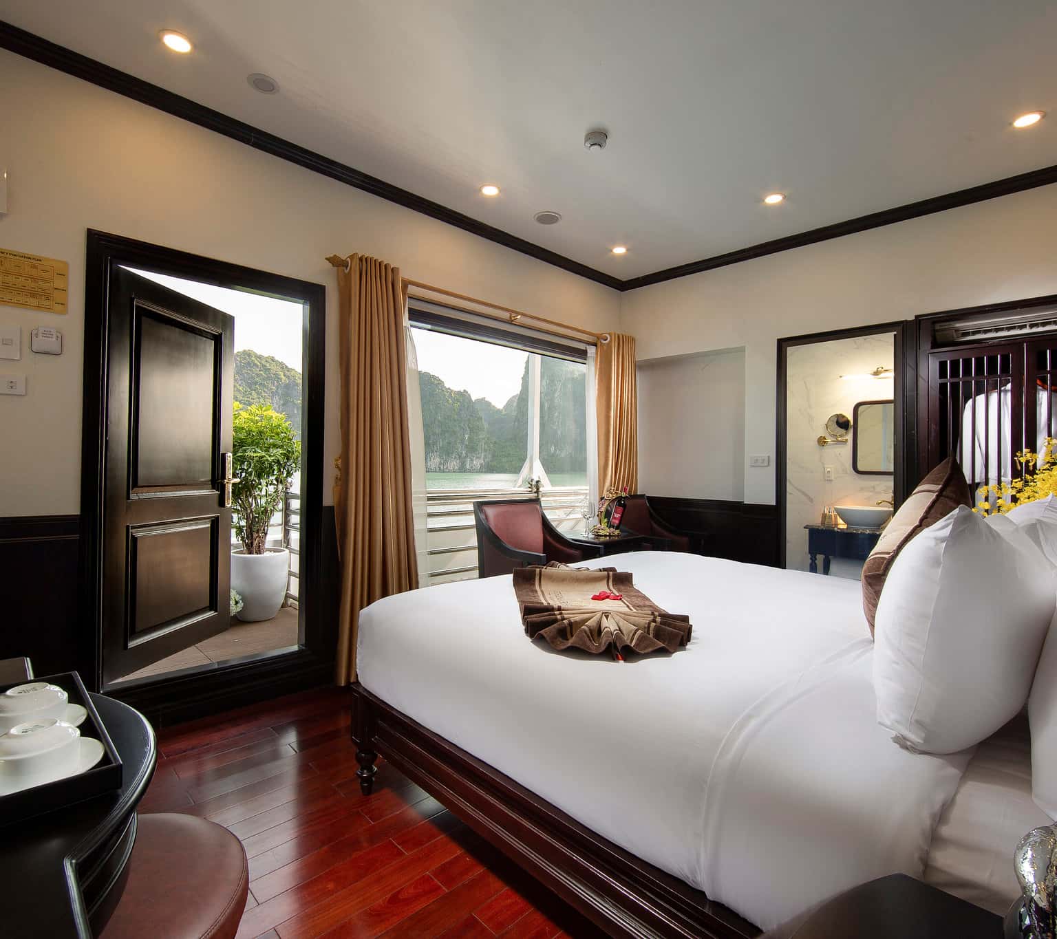 Phòng Royal HaLong Suite