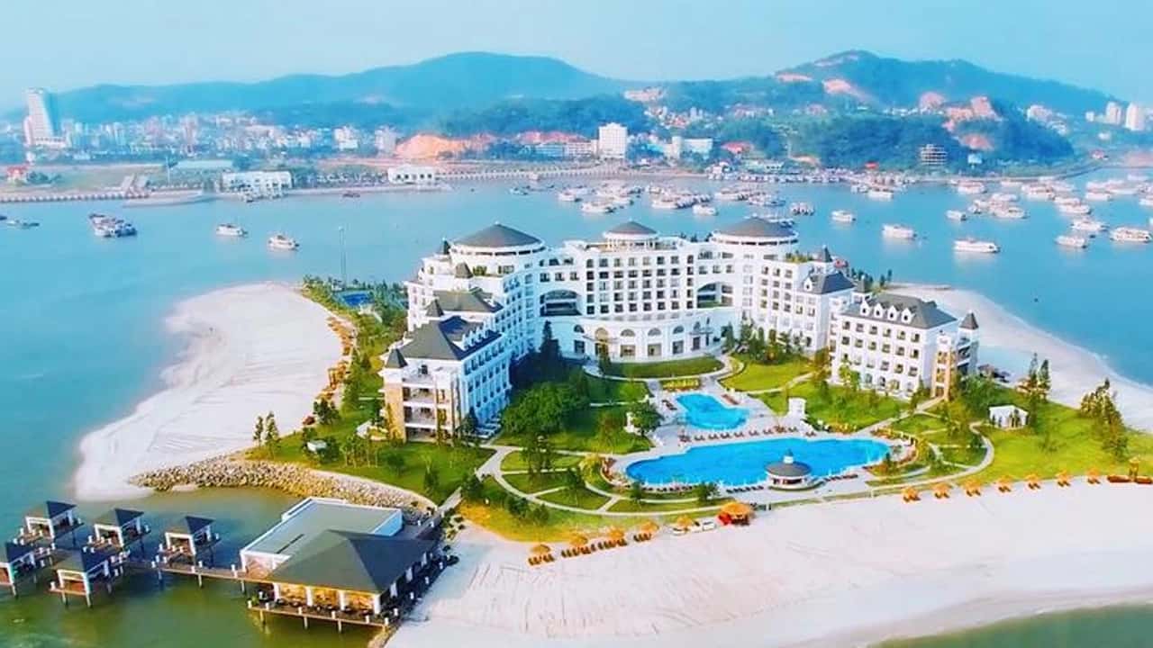 bai bien dao reu cua resort vinpearl ha long