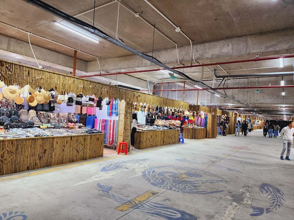 cho dem ha long bazaar